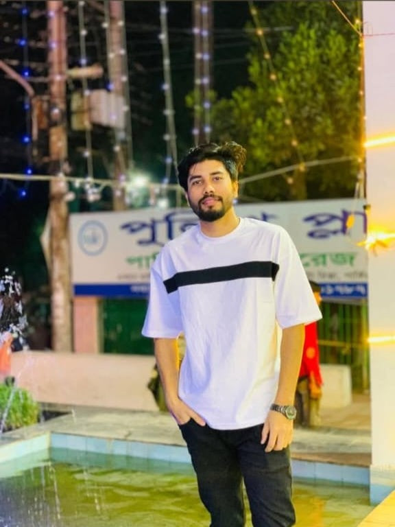a customer is satisfied and grab a shot of our white contrast drop shoulder tee in front of police plaza